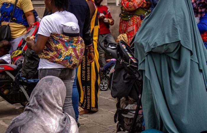 Studenti in strada a Parigi: nuova battaglia in Consiglio sugli alloggi in famiglia