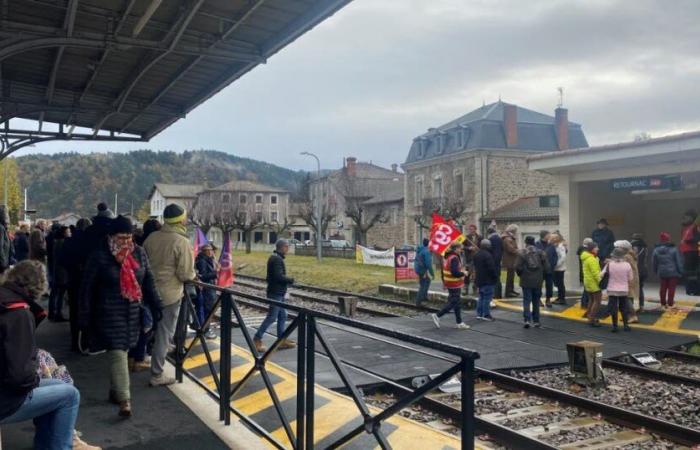 Alta Loira. Manifestano contro la soppressione dei posti di lavoro alla stazione di Retournac