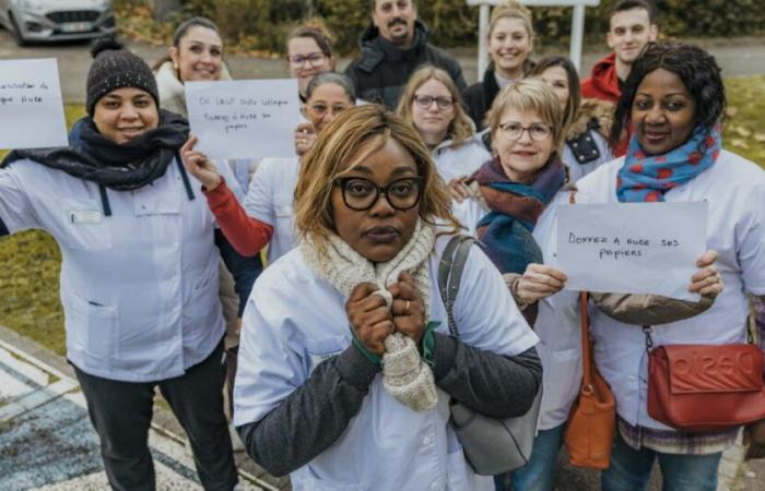 Isère. Badanti dietro Aude, assistente infermieristica in attesa del rinnovo del permesso di soggiorno