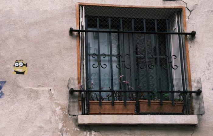 un'etichetta antisemita su un edificio a Rouen, la città sporge denuncia