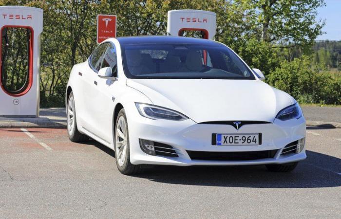 Drammatico incidente mortale della Tesla a Parigi: confermata la responsabilità del conducente, incolpata anche la casa costruttrice