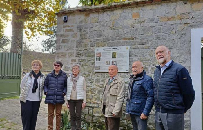 una targa in omaggio ai famosi artisti di questa via del paese