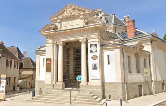 Statuette e oggetti d'oro rubati da un museo della Saône-et-Loire, i ladri in fuga