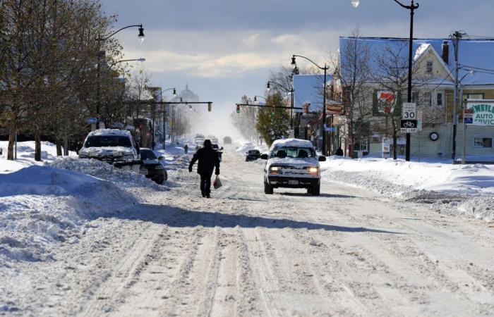 Avvisi meteorologici invernali in 15 stati come 4 piedi di neve da colpire