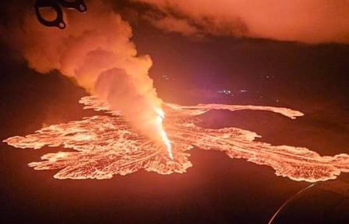 immagini spettacolari del parcheggio di un sito turistico inghiottito dalla lava