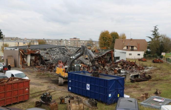 Bruciato durante gli scontri, questo garage Renault non riaprirà