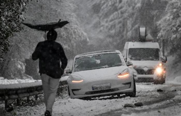 NELLE IMMAGINI. Rennes, Parigi, Strasburgo… Mezza Francia sotto la neve dopo la tempesta