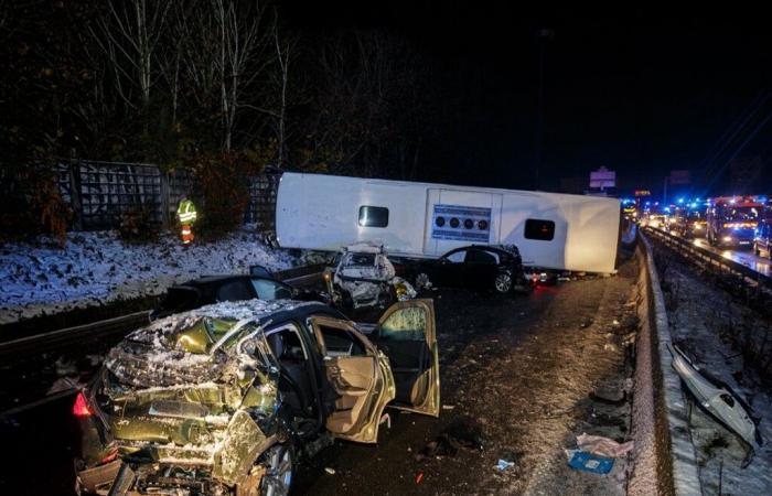 coinvolto un autobus, cinque persone in assoluta emergenza