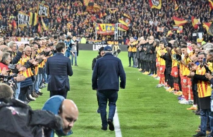 Guardia d'onore, affollamento speciale, calcio d'inizio… L'RC Lens ha festeggiato Gervais Martel