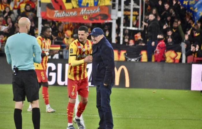 Guardia d'onore, affollamento speciale, calcio d'inizio… L'RC Lens ha festeggiato Gervais Martel