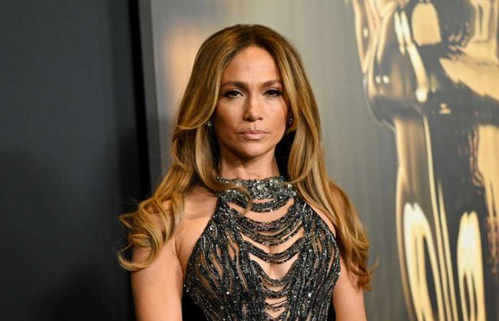 Jennifer Lopez indossava un maglione oversize durante una corsa al caffè