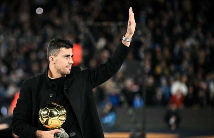 Rodri ha consegnato il suo Pallone d'Oro all'Etihad Stadium