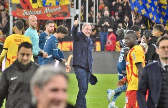 Guardia d'onore, affollamento speciale, calcio d'inizio… L'RC Lens ha festeggiato Gervais Martel