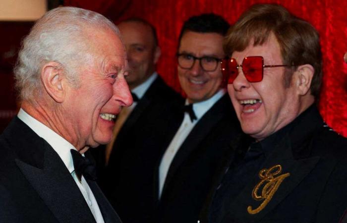 Re Carlo III incontra Elton John e Nemo dopo la serata da solo al Royal Variety Performance