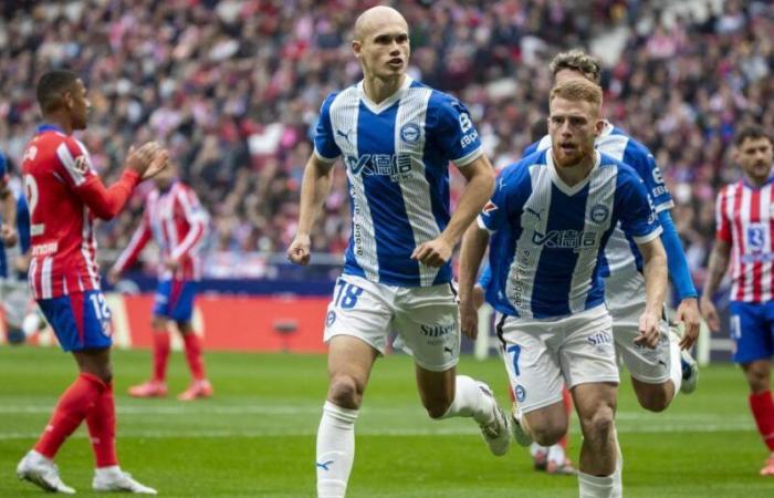 Un surreale fallo di mano di Galán ha portato al primo gol di Alavés