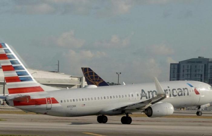 un uomo che vuole scendere dall'aereo durante il volo controllato e legato a terra dagli altri passeggeri