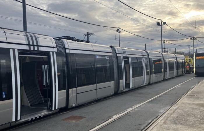 dopo un incendio notturno, il tram ha ripreso il servizio