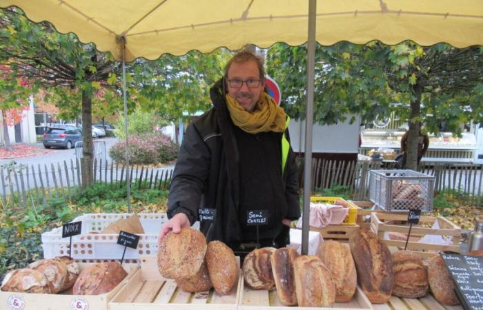 un nuovo panettiere offre il suo pane biologico al mercato