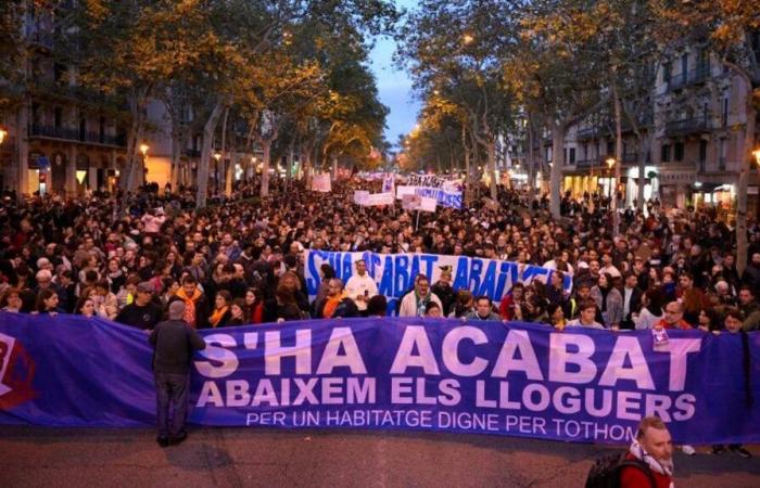 Manifestazione a Barcellona contro l'esplosione dei prezzi degli affitti