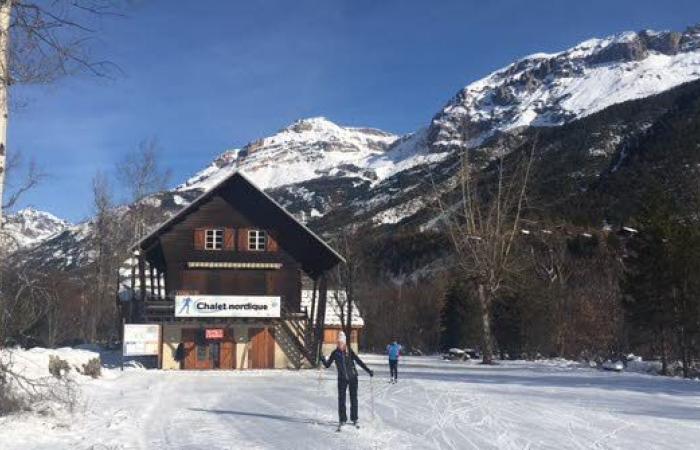 Alte Alpi. I battipista sono in giro nelle zone nordiche, la stagione ha inizio