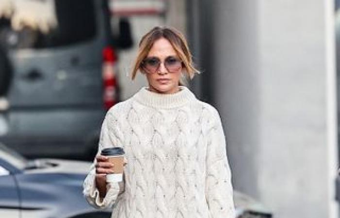 Jennifer Lopez prova l'estetica della raccolta delle mele con una flanella scozzese e jeans strappati