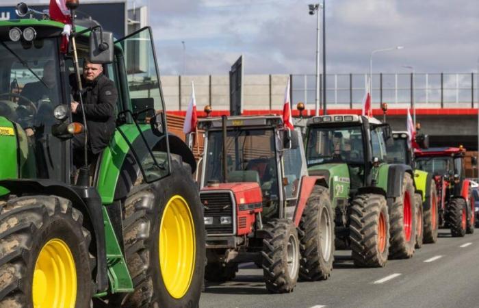 Gli agricoltori polacchi bloccano un importante passaggio di frontiera con l’Ucraina