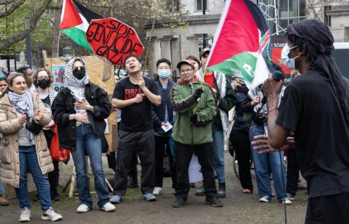 Manifestazione filo-palestinese a Montreal: i manifestanti bruciano una foto di Netanyahu