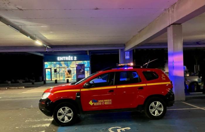 Fumo nel centro commerciale del negozio Carrefour dopo l'incendio in una torrefazione