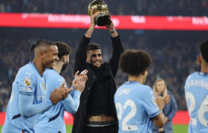 Calcio: Rodri consegna il Pallone d'Oro al pubblico del Manchester City