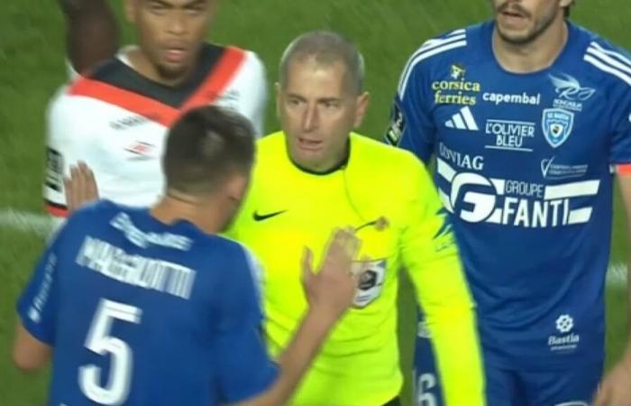 un assistente arbitro colpito da un proiettile, la partita interrotta a lungo