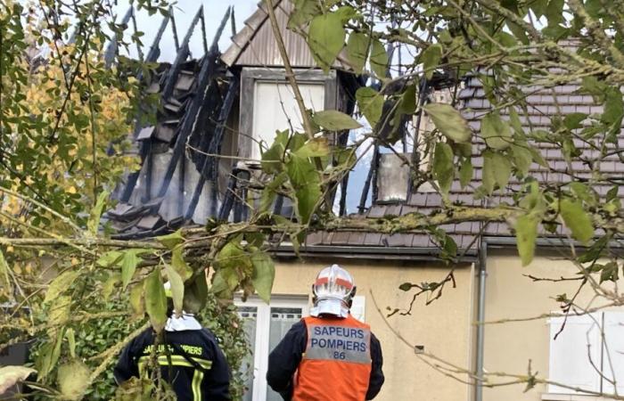 una casa distrutta da un incendio a Vouillé