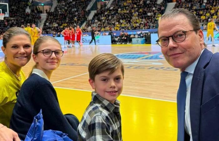 La principessa Estelle e il principe Oscar assistono a un'intensa partita di basket contro i campioni del mondo