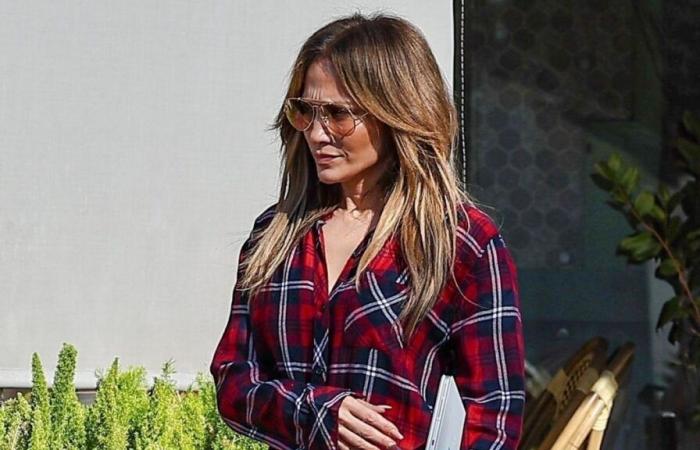 Jennifer Lopez prova l'estetica della raccolta delle mele con una flanella scozzese e jeans strappati