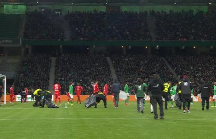 nuovi lanci di palline da tennis durante la partita Saint-Etienne-Montpellier, partita interrotta