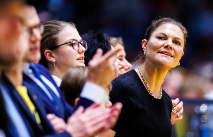 La principessa Estelle e il principe Oscar assistono a un'intensa partita di basket contro i campioni del mondo