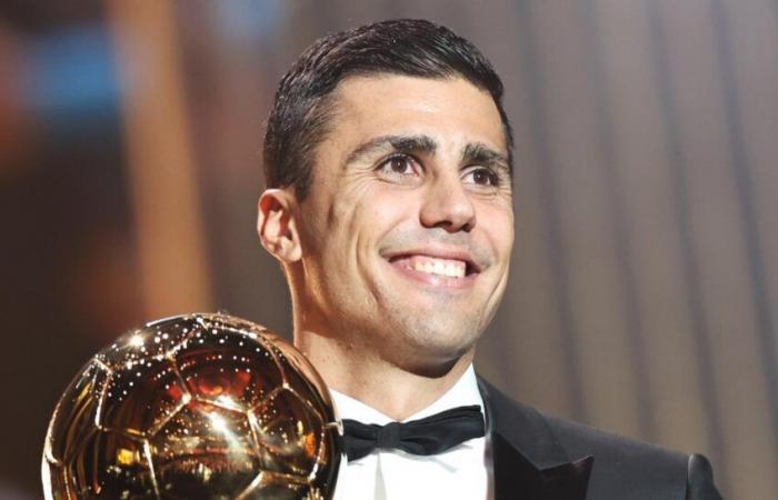 La spettacolare consegna del Pallone d'Oro di Rodri prima del Manchester City