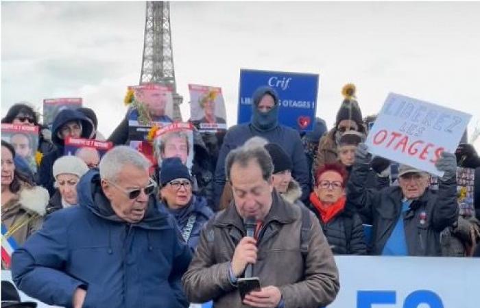 Michel Taube interviene presso le Madri della Speranza riunite al Trocadero per chiedere il rilascio degli ostaggi di Hamas