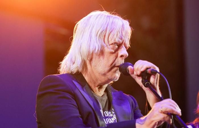 Renaud torna sul palco: incapace di esprimersi, sguardo vuoto… Il cantante è difficile da vedere in un video inquietante