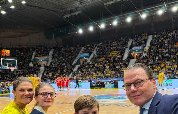 La principessa Estelle e il principe Oscar assistono a un'intensa partita di basket contro i campioni del mondo