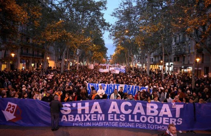 migliaia di persone manifestano a Barcellona contro i prezzi delle case