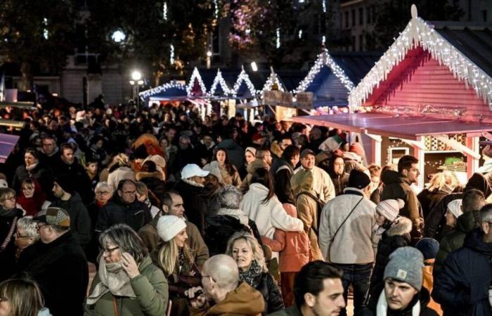 Mascotte, trambusto e vin brulè… Per il suo primo giorno, il mercatino di Natale di Caen è pieno