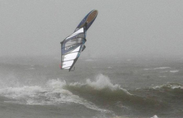 un windsurfista salvato al largo di Hermanville-sur-Mer, sulla costa del Calvados