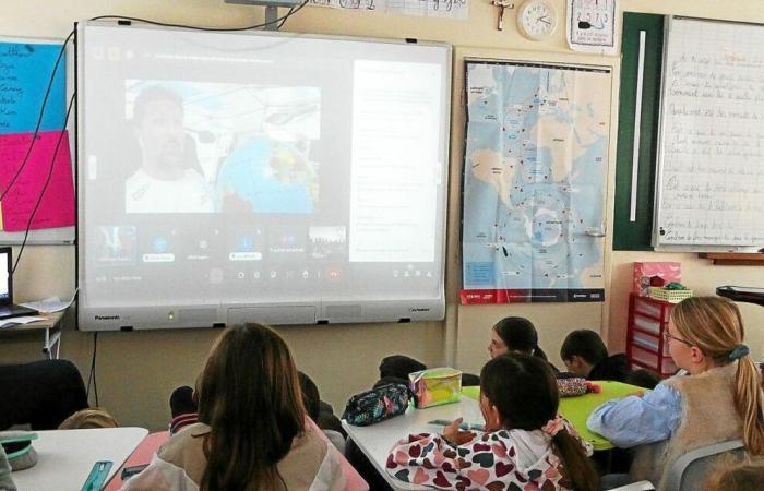 Alla scuola Notre-Dame de la Clarté di Combrit, gli studenti vivono con Yoann Richomme, concorrente del Vendée Globe