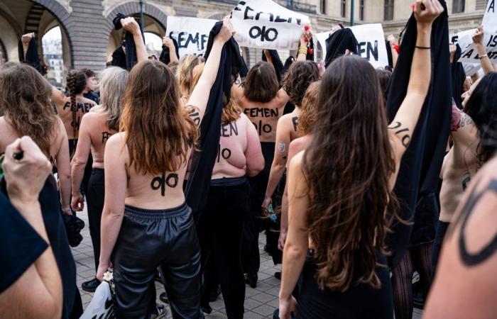 Le attiviste Femen manifestano davanti alla piramide del Louvre