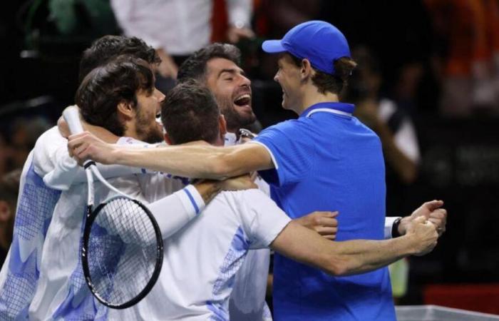 Coppa Davis, Italia-Olanda 2-0, la diretta della finale: Sinner batte Griekspoor 7-6, 6-2 e con Berrettini regala il titolo agli azzurri Live