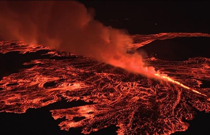 la spettacolare eruzione vulcanica costringe i residenti ad evacuare