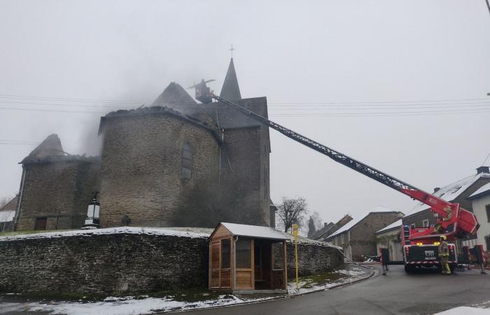 Incendio alla chiesa Witry: parte dell’edificio completamente danneggiata (foto)