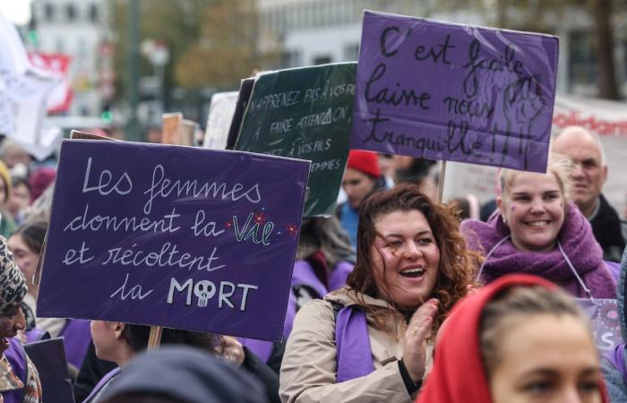 Manifestazione contro la violenza sulle donne: “Il futuro sembra catastrofico per le donne”