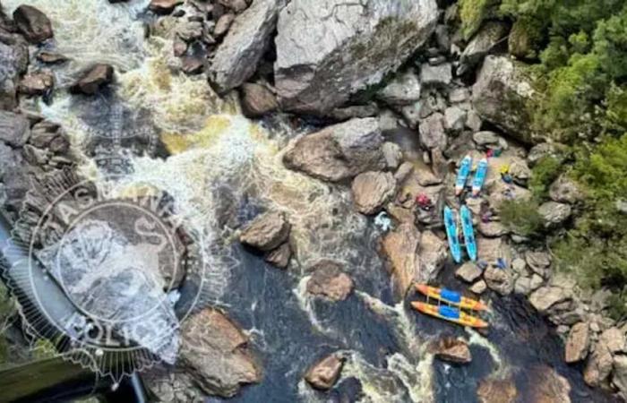 Un kayaker con una gamba amputata bloccato in un crepaccio roccioso