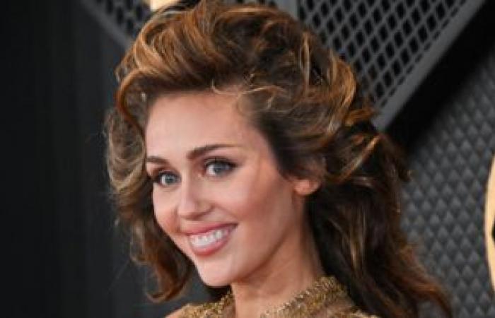 Miley Cyrus chiede l'archiviazione della causa per violazione del copyright di “Flowers”.